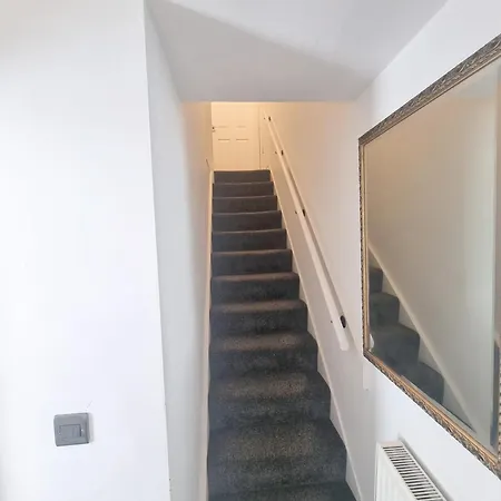 3 Bedroom Spacious Modern Comfortable Home In Rochdale, Work, Relax, Explore Manchester, Oldham, Bury Exterior photo