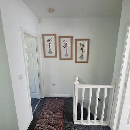 3 Bedroom Spacious Modern Comfortable Home In Rochdale, Work, Relax, Explore Manchester, Oldham, Bury Exterior photo