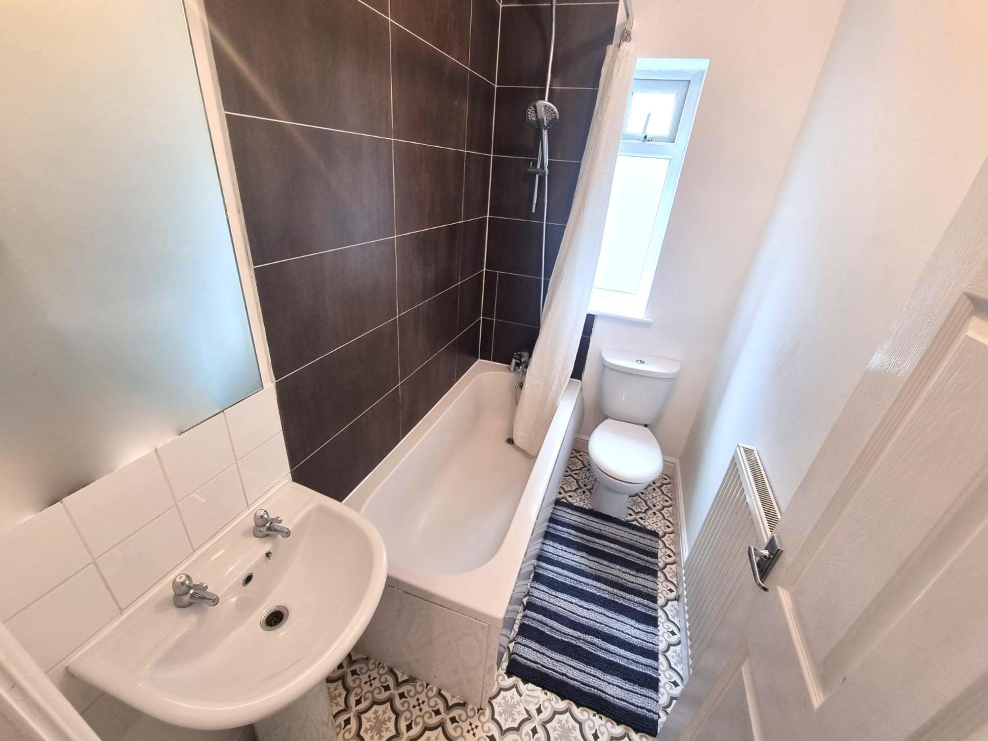 3 Bedroom Spacious Modern Comfortable In Rochdale, Work, Relax, Explore Manchester, Oldham, Bury Holiday home Rochdale