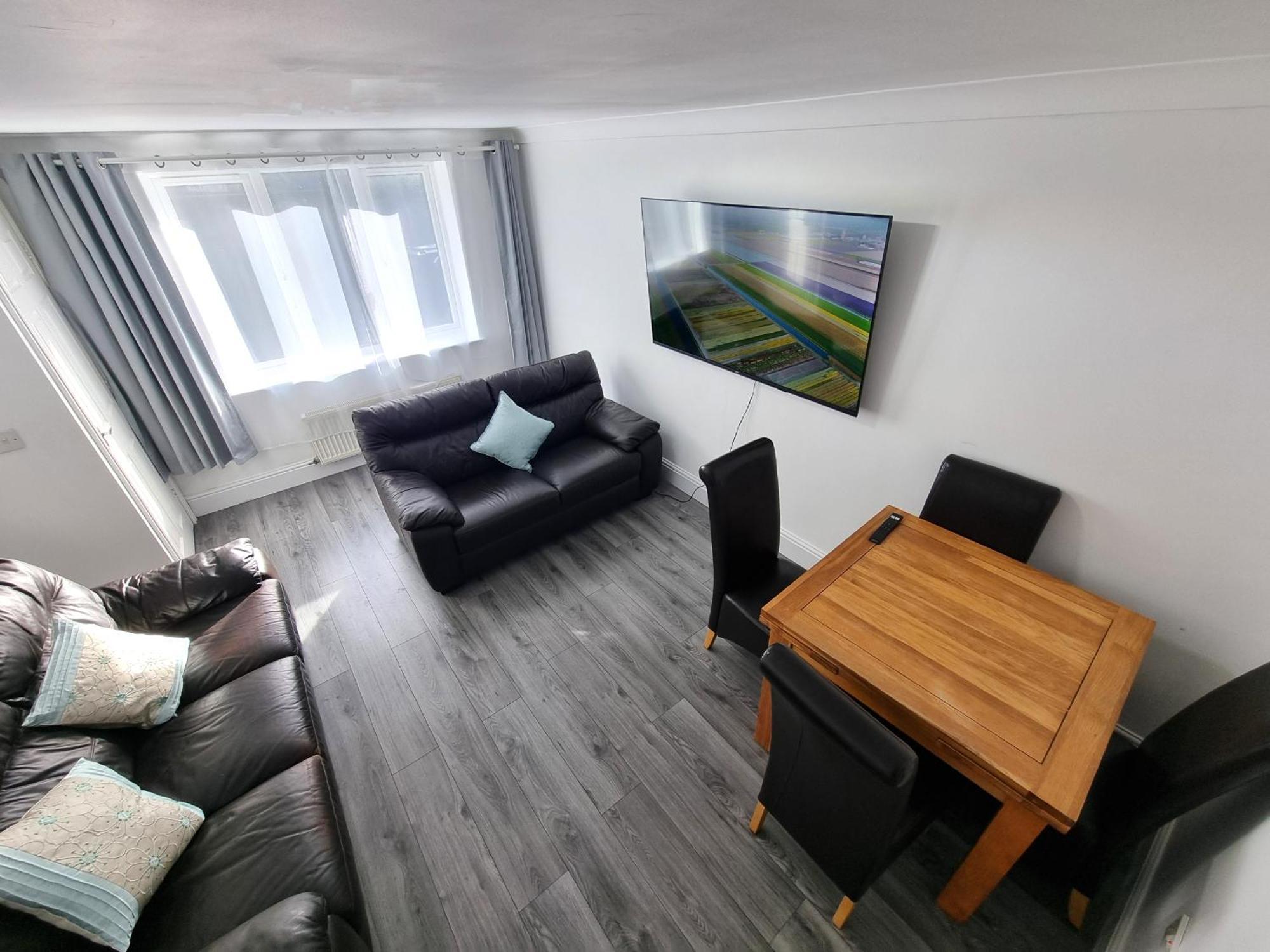 Holiday home 3 Bedroom Spacious Modern Comfortable In Rochdale, Work, Relax, Explore Manchester, Oldham, Bury