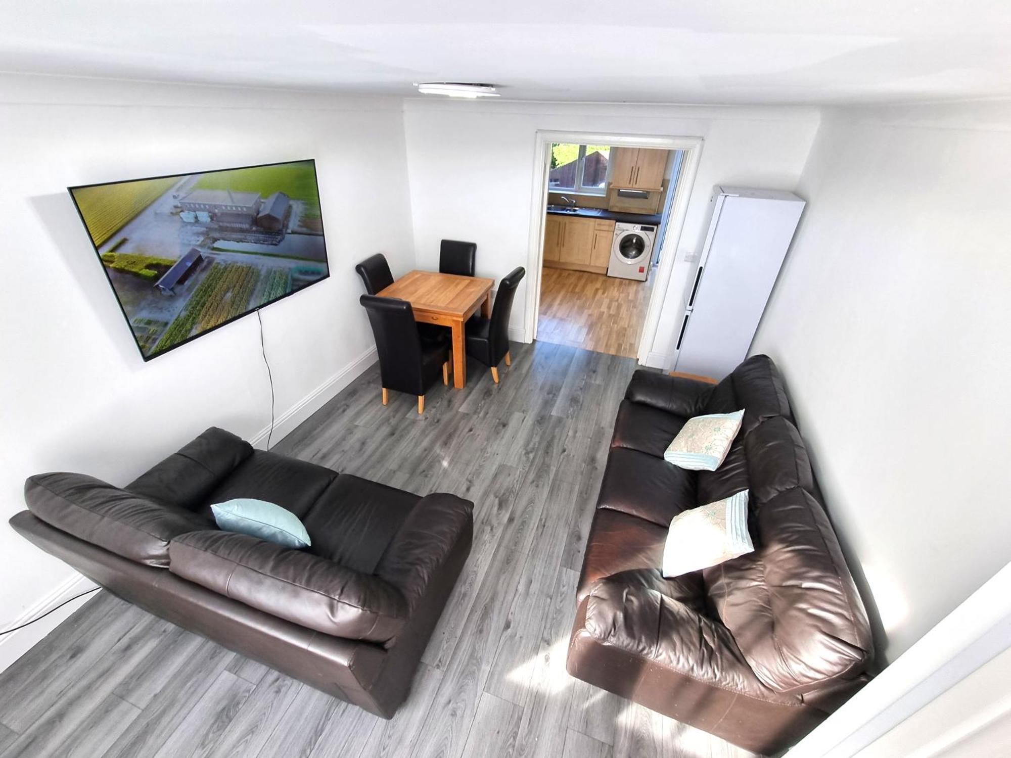 3 Bedroom Spacious Modern Comfortable In Rochdale, Work, Relax, Explore Manchester, Oldham, Bury Holiday home *