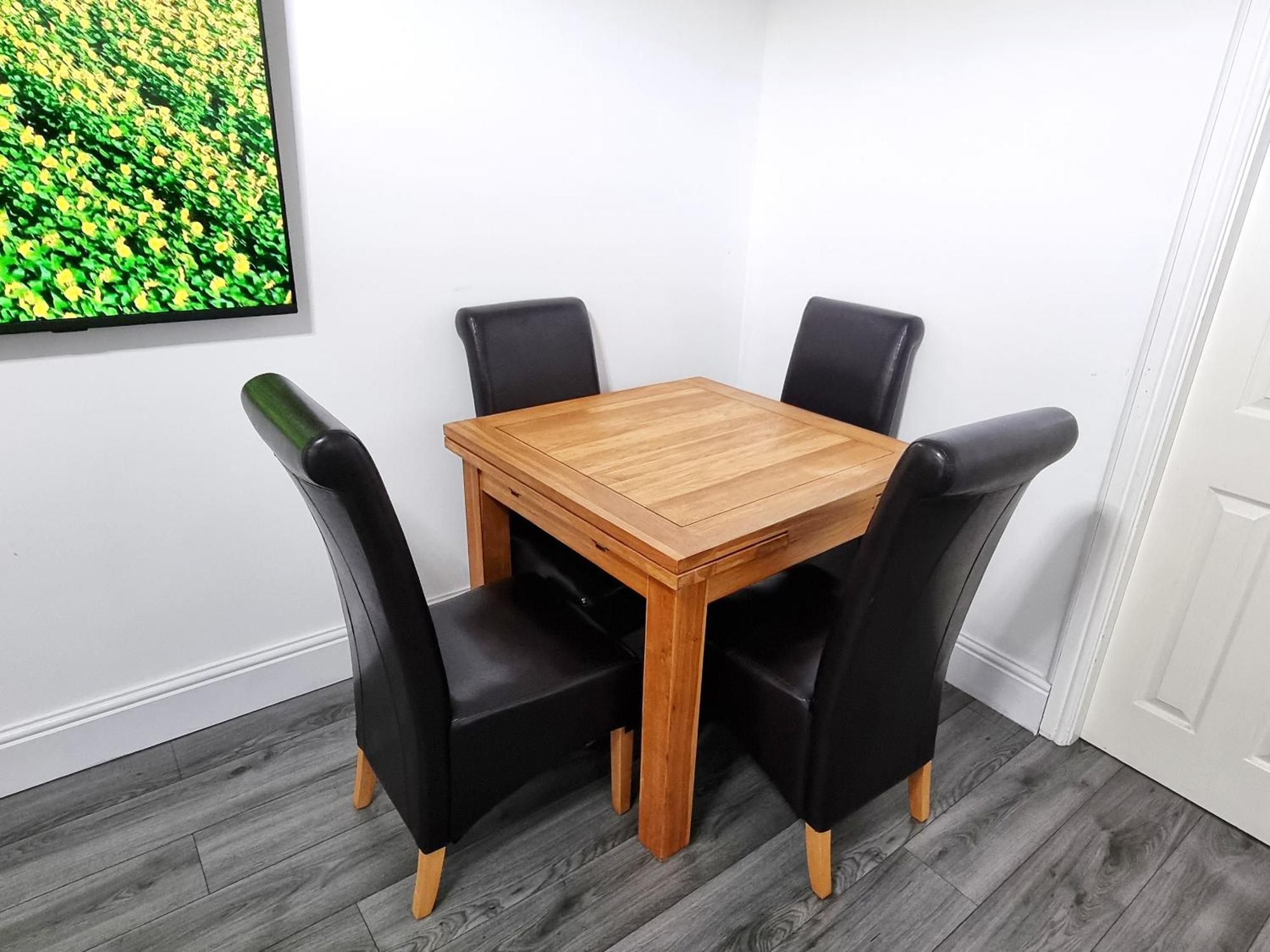 3 Bedroom Spacious Modern Comfortable In Rochdale, Work, Relax, Explore Manchester, Oldham, Bury *