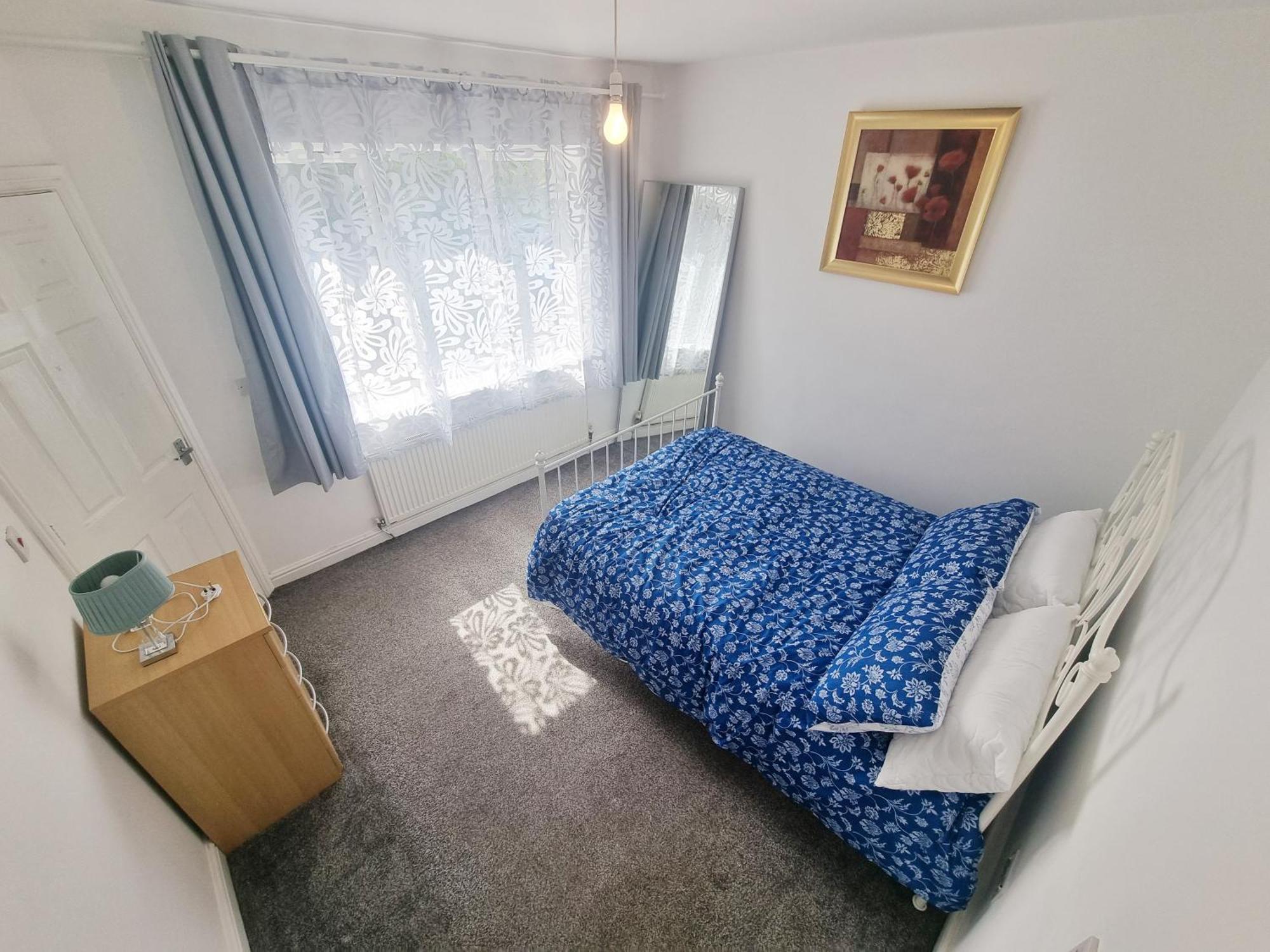Holiday home 3 Bedroom Spacious Modern Comfortable In Rochdale, Work, Relax, Explore Manchester, Oldham, Bury *