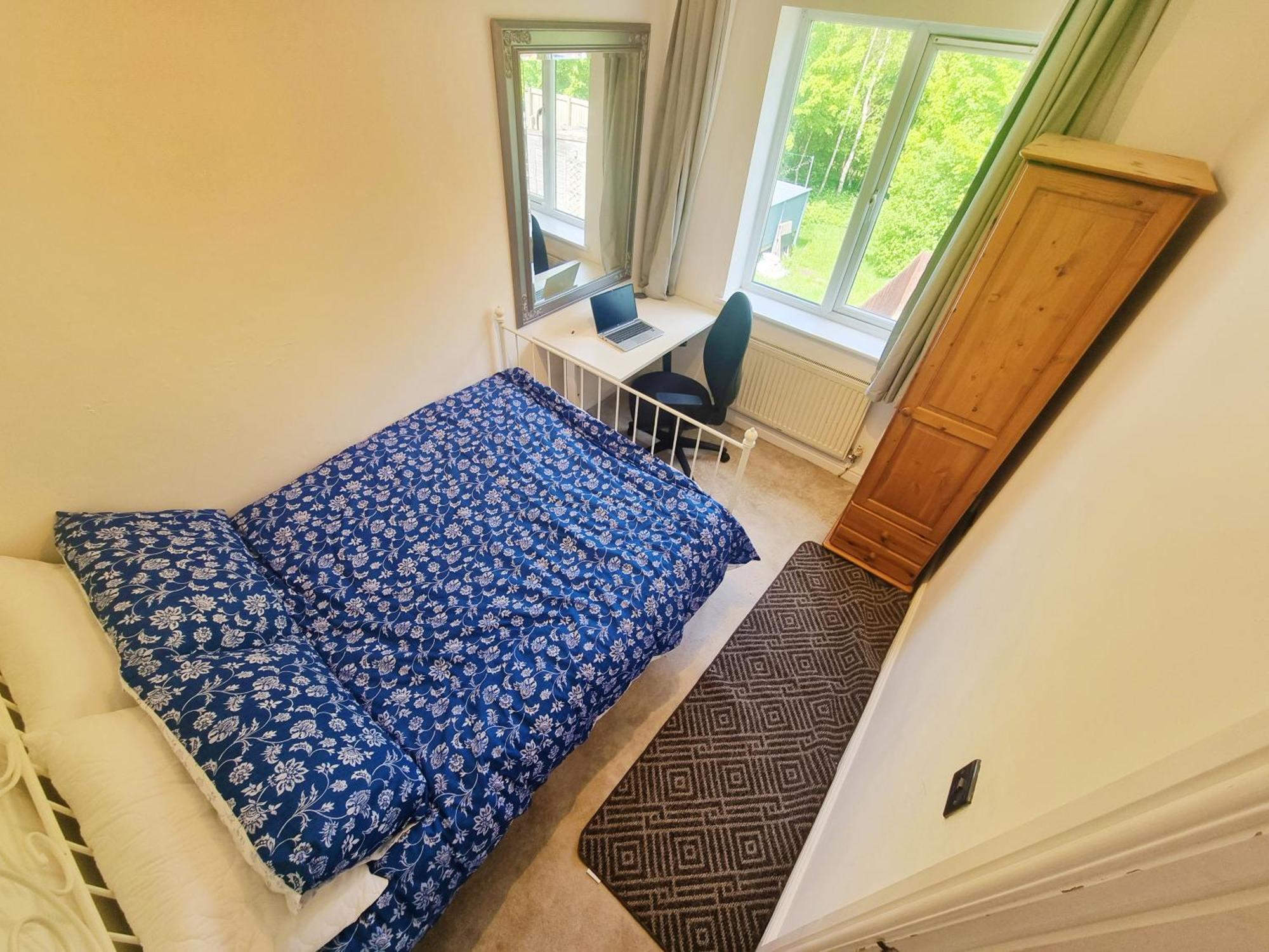 3 Bedroom Spacious Modern Comfortable In Rochdale, Work, Relax, Explore Manchester, Oldham, Bury