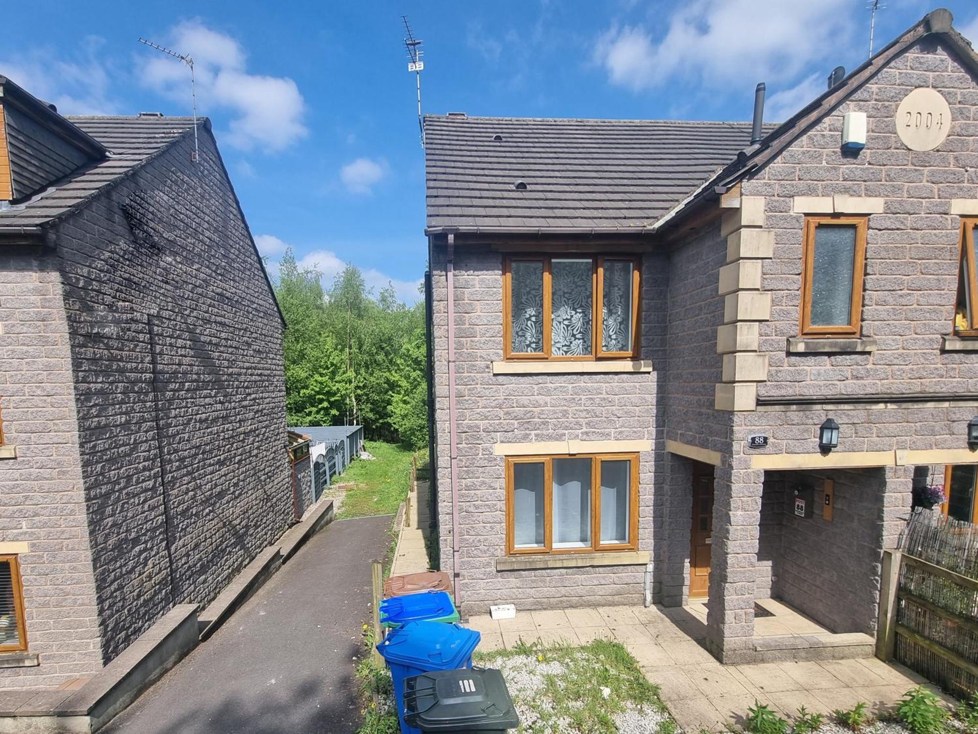 3 Bedroom Spacious Modern Comfortable In Rochdale, Work, Relax, Explore Manchester, Oldham, Bury Holiday home Rochdale