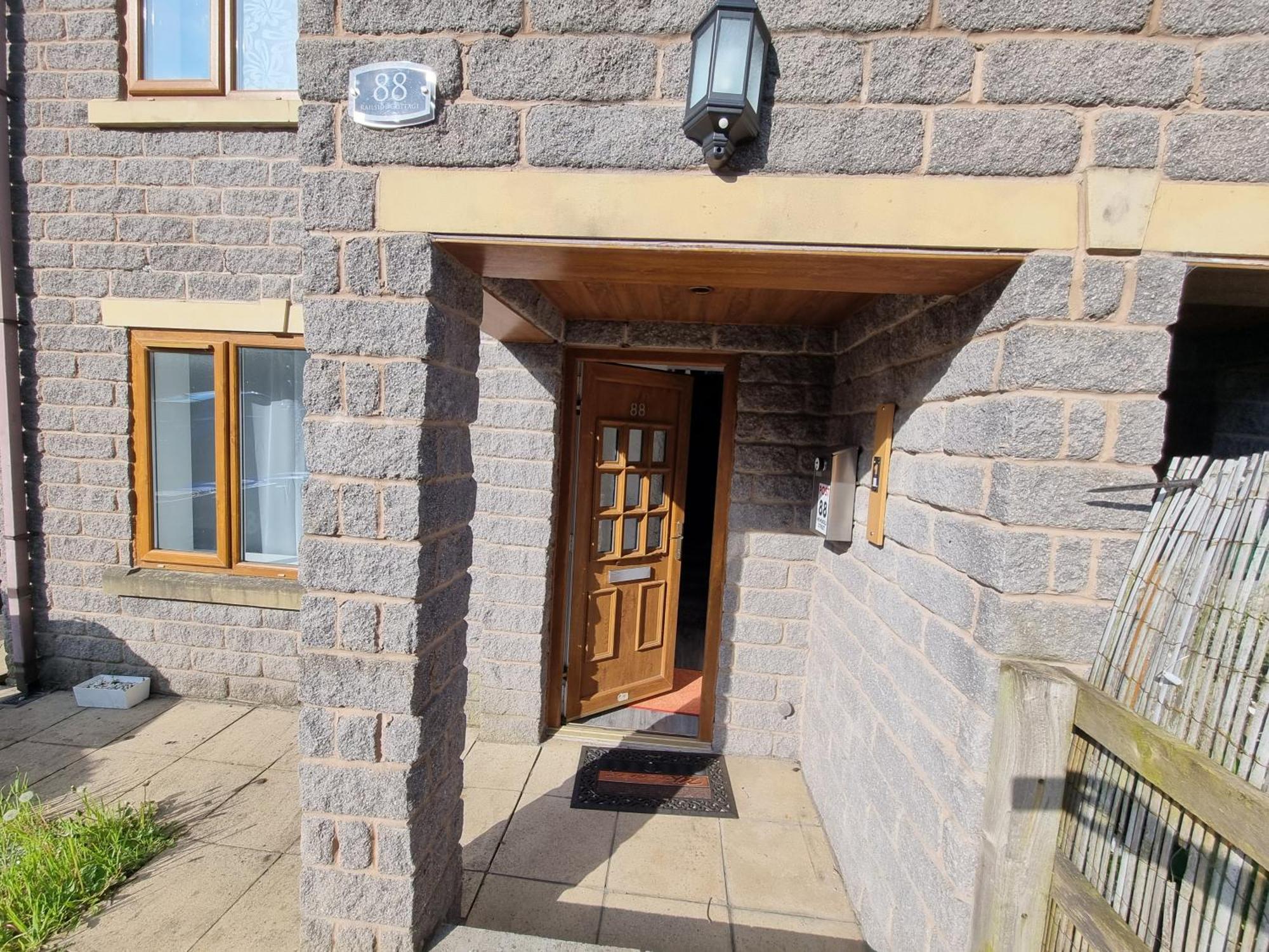 3 Bedroom Spacious Modern Comfortable In Rochdale, Work, Relax, Explore Manchester, Oldham, Bury * Rochdale
